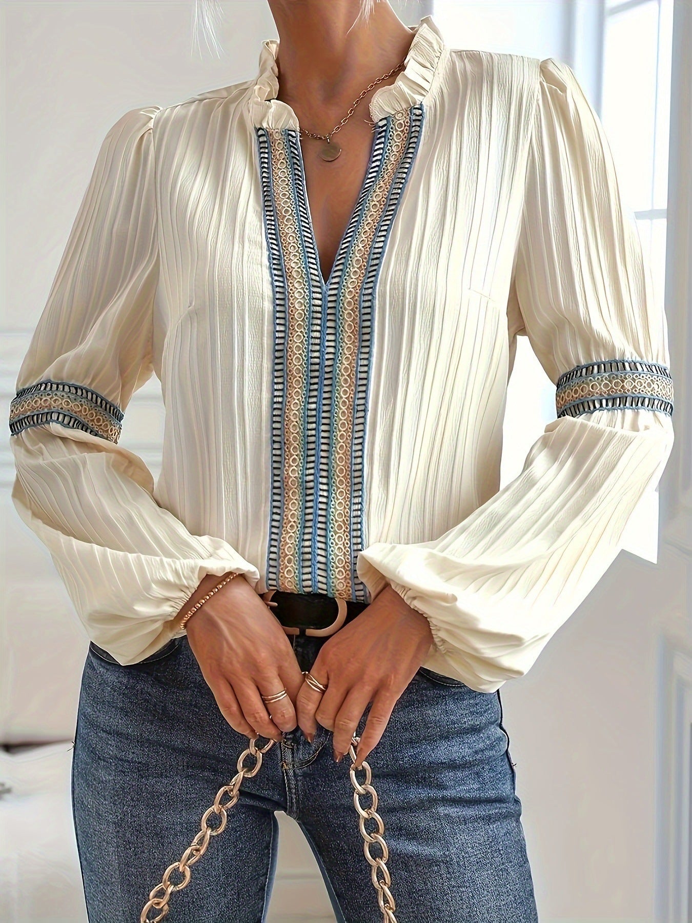 Chemise unie en dentelle avec col en V