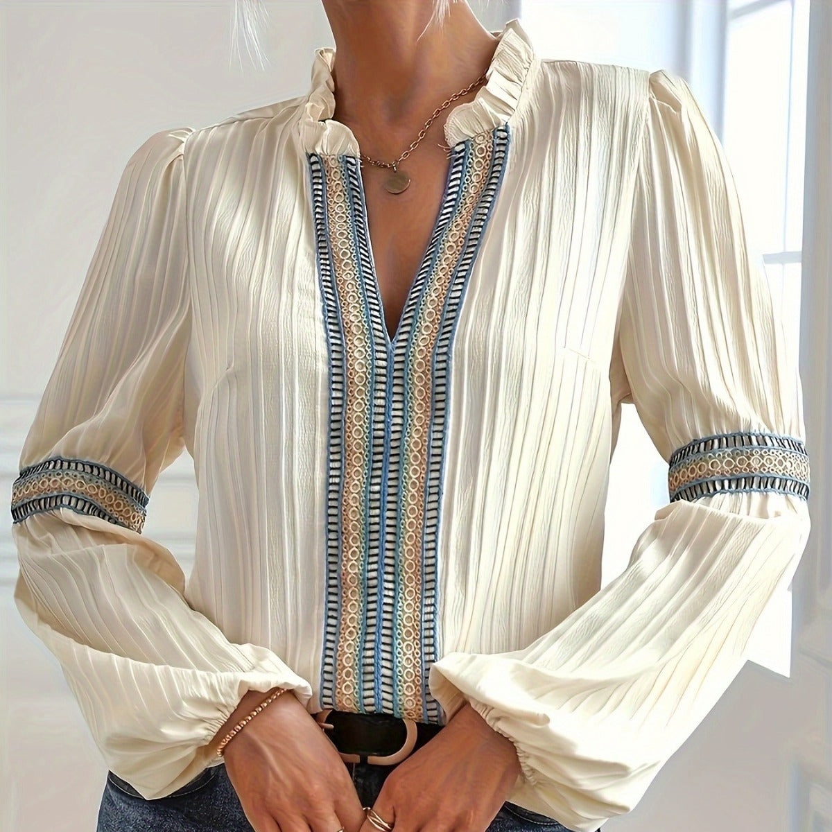 Chemise unie en dentelle avec col en V