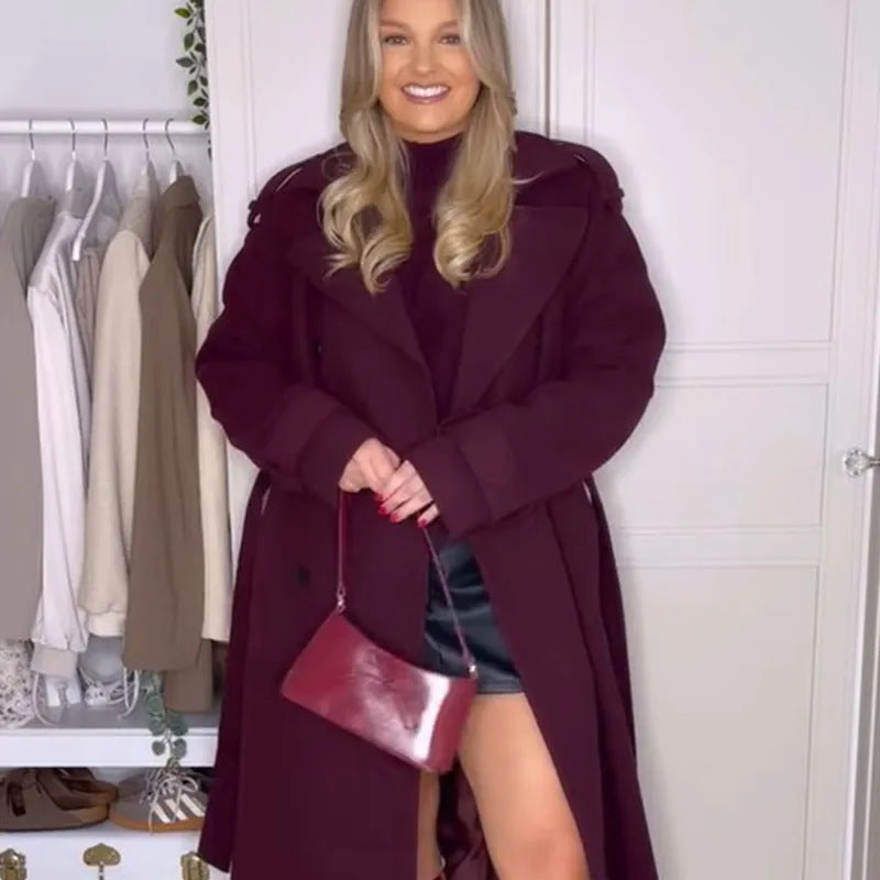 manteau bordeaux – manches longues et fermeture à un seul bouton.