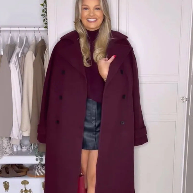 manteau bordeaux – manches longues et fermeture à un seul bouton.