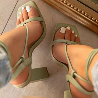 Sandales à talons carrés – Élégance minimaliste et féminité assurée
