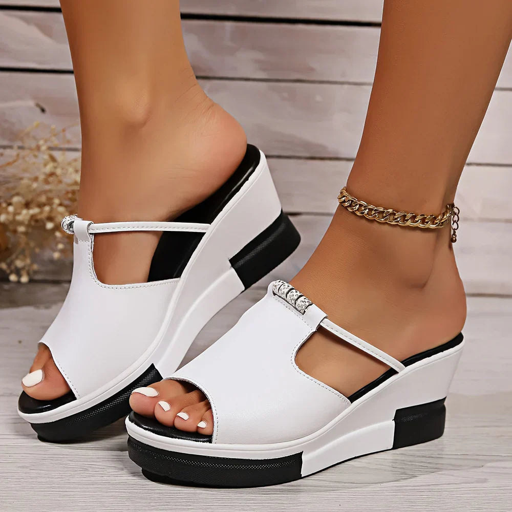 Profil élégant des mules compensées Veloria pour femme – design chic et raffiné