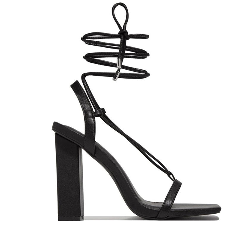 Sandales à talons carrés – Élégance minimaliste et féminité assurée